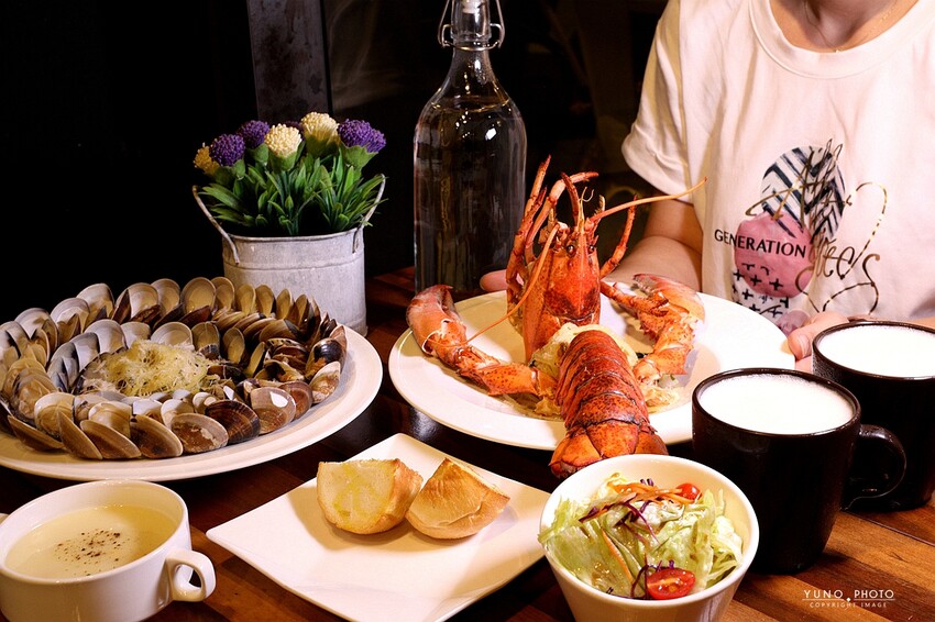 台中一中街商圈吃喝玩樂親子景點推薦！夾娃娃機彈珠台換大獎 沙發休息區飲料吧暢飲 夾滿25樣商品再加送史奴