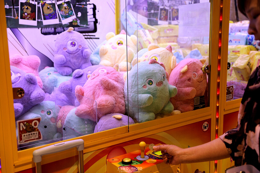 台中一中街商圈吃喝玩樂親子景點推薦！夾娃娃機彈珠台換大獎 沙發休息區飲料吧暢飲 夾滿25樣商品再加送史奴