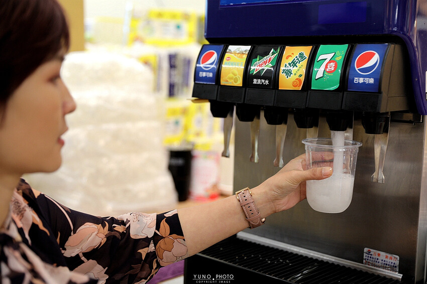 台中一中街商圈吃喝玩樂親子景點推薦！夾娃娃機彈珠台換大獎 沙發休息區飲料吧暢飲 夾滿25樣商品再加送史奴