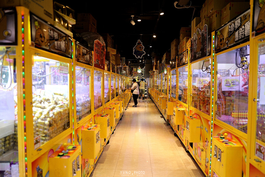 台中一中街商圈吃喝玩樂親子景點推薦！夾娃娃機彈珠台換大獎 沙發休息區飲料吧暢飲 夾滿25樣商品再加送史奴