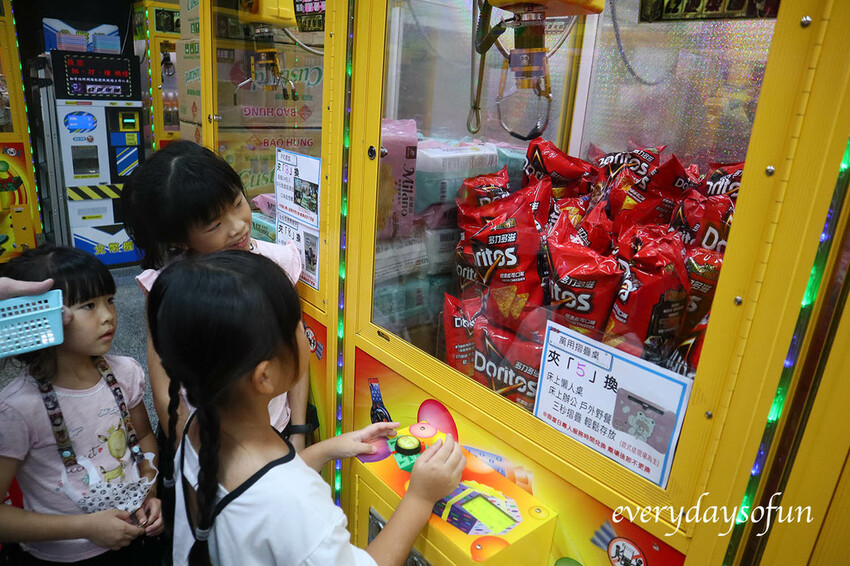 LZ的機台什麼都有,餅乾、飲品、糖果、玩具、生活用品全都有