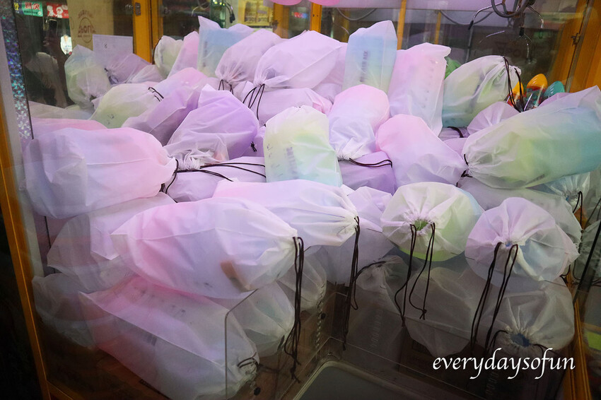 LZ也有些比較特別的機台,可以夾網美水壺、洗衣膠囊、火箭樂高、濕紙巾