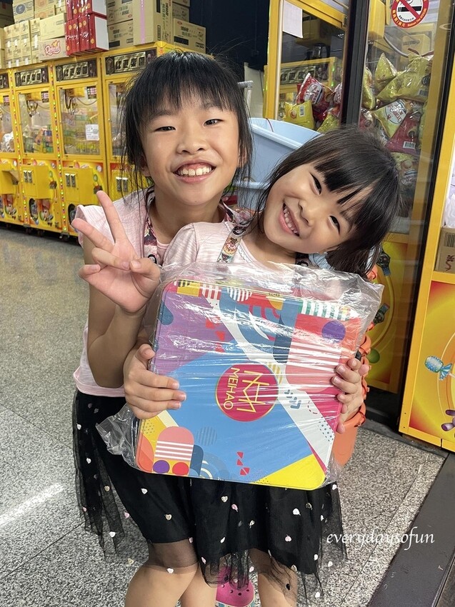 有些機台還會搭配活動,例如我們當天夾了八個網美水壺,可以跟店家換取家庭KTV