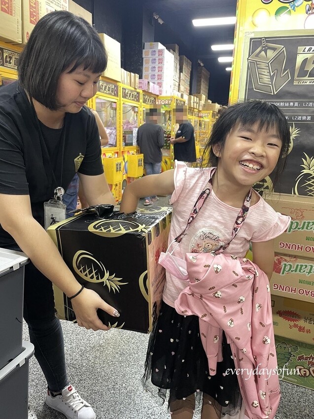 只要夾滿20樣商品,完成五星評論及追蹤,就可以抽獎喔