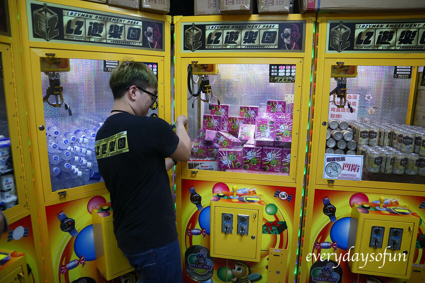 現場的帥哥美女員工,都很樂意服務大家