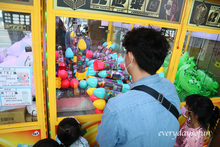 LZ也有些比較特別的機台,可以夾網美水壺、洗衣膠囊、火箭樂高、濕紙巾