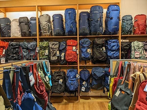 東京都內最大型的Montbell京橋店