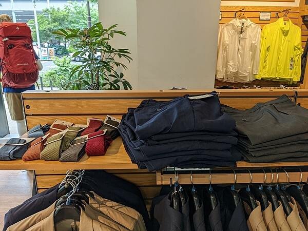 東京都內最大型的Montbell京橋店
