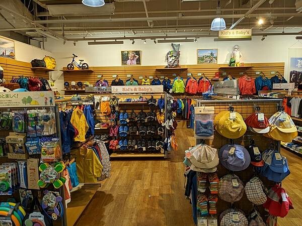 東京都內最大型的Montbell京橋店