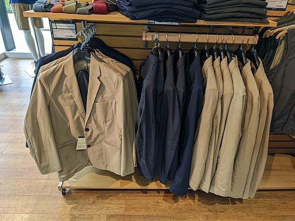 東京都內最大型的Montbell京橋店