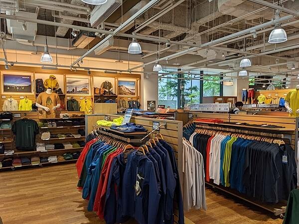 東京都內最大型的Montbell京橋店