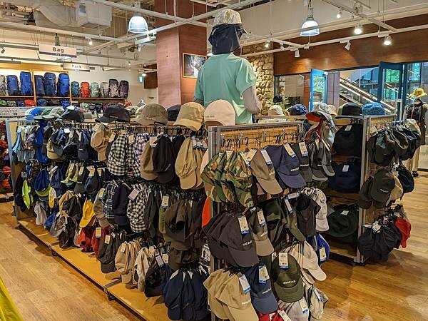 東京都內最大型的Montbell京橋店