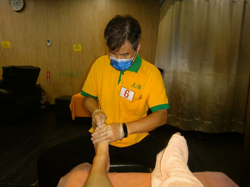 【生活】「足強足體養生館 重慶店」台北車站按摩推薦,腳底按摩、身體按摩、頭肩頸按摩 (價位、菜單)