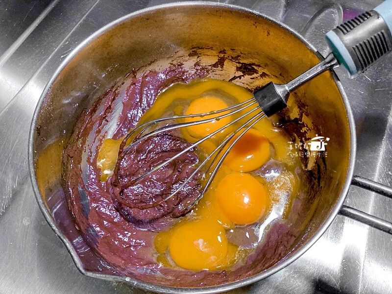 烘焙筆記│巧克力爆漿蛋糕，濕潤綿密的口感裡有甜沒有膩