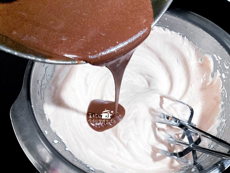 烘焙筆記│巧克力爆漿蛋糕，濕潤綿密的口感裡有甜沒有膩