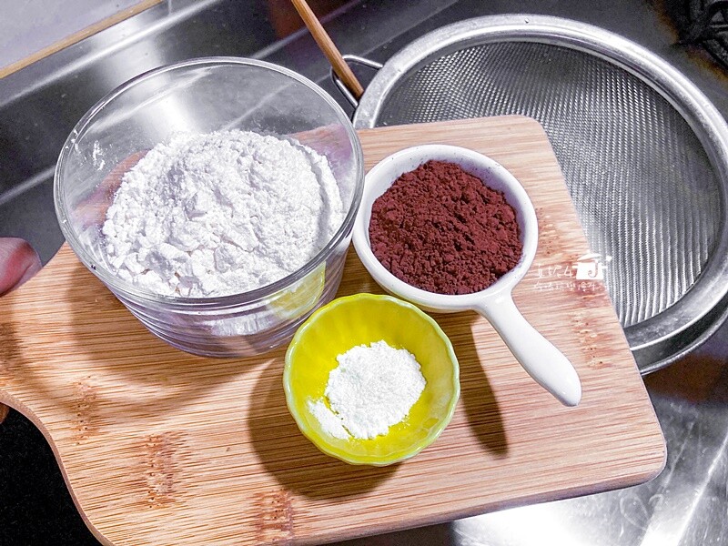 烘焙筆記│巧克力爆漿蛋糕，濕潤綿密的口感裡有甜沒有膩