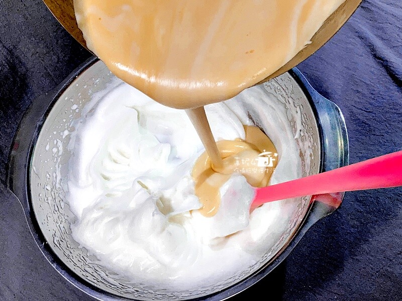 烘焙筆記│古早味布丁蛋糕,軟綿細緻會搖晃的蛋糕,好吃不死甜