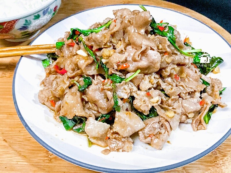 烹飪筆記│打拋豬肉片，泰式餐館必點的人氣招牌菜