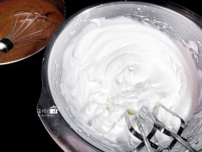 烘焙筆記│巧克力爆漿蛋糕，濕潤綿密的口感裡有甜沒有膩