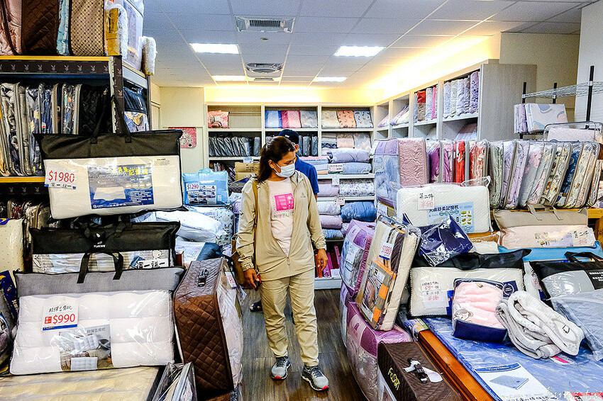 結束營業清倉特賣，法頌寢飾沙鹿店，多樣寢具買一送一，天絲涼被第二件半價，萬件商品一件不留！