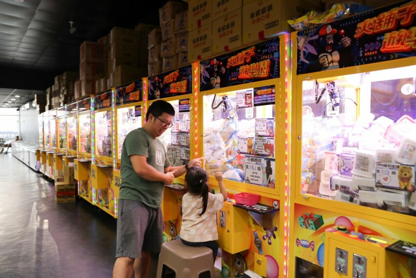 台南旅遊｜台南親子一日遊美食景點！永康夾舖子遊樂園 親子友善、新手友善 夾娃娃機、夾零食機推薦！ - 奇奇一起玩樂趣
