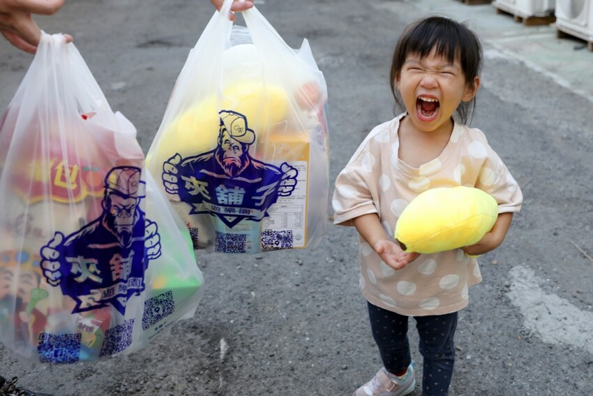 台南旅遊｜台南親子一日遊美食景點！永康夾舖子遊樂園 親子友善、新手友善 夾娃娃機、夾零食機推薦！ - 奇奇一起玩樂趣