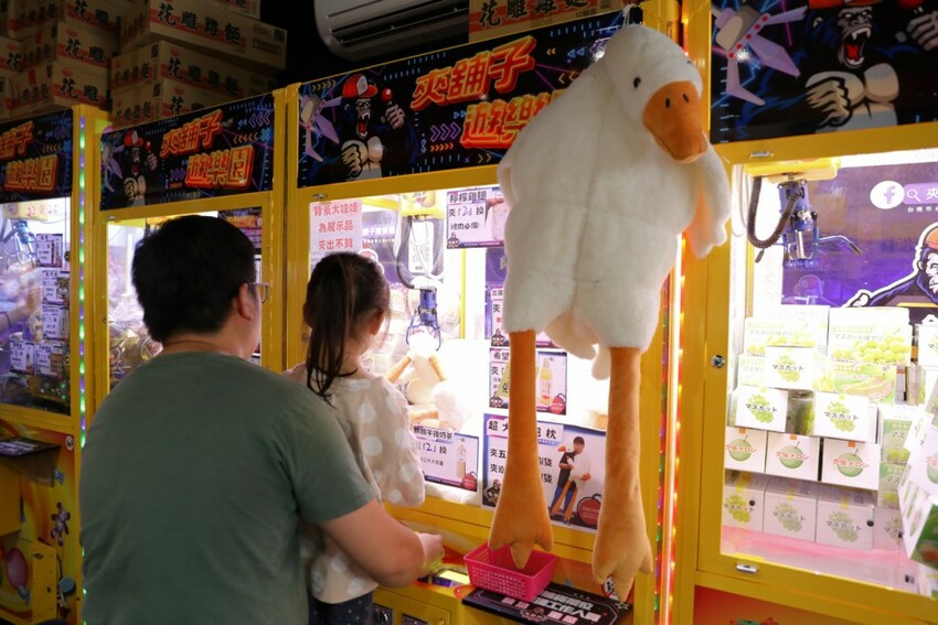 台南旅遊｜台南親子一日遊美食景點！永康夾舖子遊樂園 親子友善、新手友善 夾娃娃機、夾零食機推薦！ - 奇奇一起玩樂趣