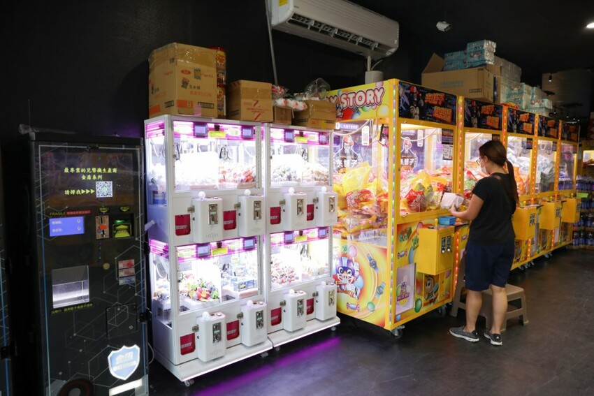 台南旅遊｜台南親子一日遊美食景點！永康夾舖子遊樂園 親子友善、新手友善 夾娃娃機、夾零食機推薦！ - 奇奇一起玩樂趣