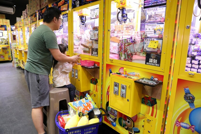 台南旅遊｜台南親子一日遊美食景點！永康夾舖子遊樂園 親子友善、新手友善 夾娃娃機、夾零食機推薦！ - 奇奇一起玩樂趣