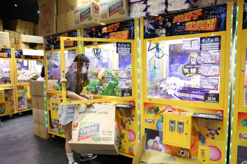 台南旅遊｜台南親子一日遊美食景點！永康夾舖子遊樂園 親子友善、新手友善 夾娃娃機、夾零食機推薦！ - 奇奇一起玩樂趣