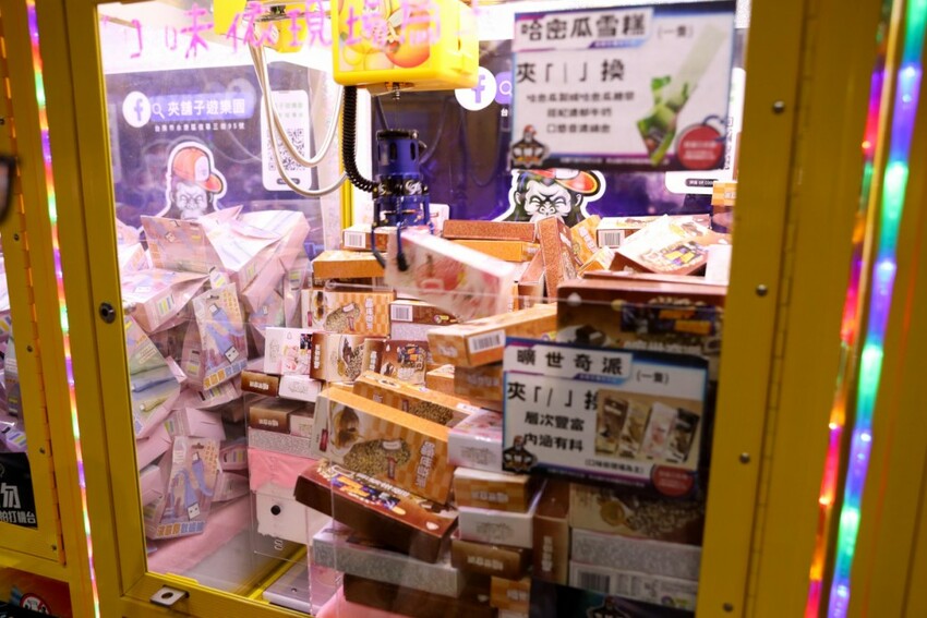 台南旅遊｜台南親子一日遊美食景點！永康夾舖子遊樂園 親子友善、新手友善 夾娃娃機、夾零食機推薦！ - 奇奇一起玩樂趣