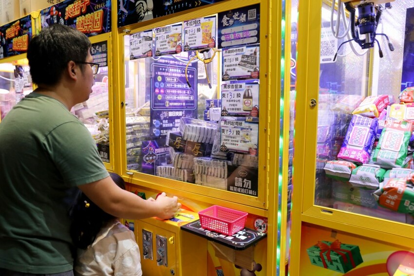台南旅遊｜台南親子一日遊美食景點！永康夾舖子遊樂園 親子友善、新手友善 夾娃娃機、夾零食機推薦！ - 奇奇一起玩樂趣