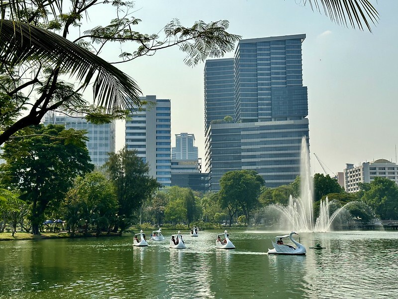 【泰國，曼谷】漫步城市中的綠地「曼谷百年歷史倫披尼公園」（ Lumpini Park  สวนลุมพินี），還有免費的天