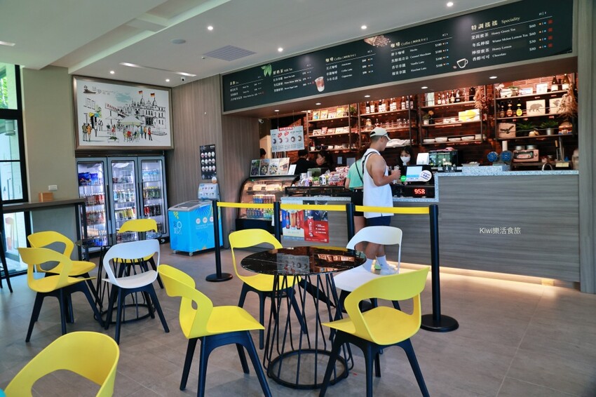 台南萬國通路創意觀光工廠︱歸仁免費景點巨大行李箱網美牆美拍,以宇宙太空人為主題的觀光工廠~戶外景觀遊