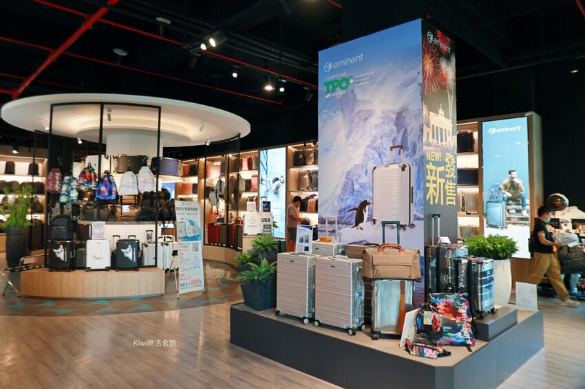 台南萬國通路創意觀光工廠︱歸仁免費景點巨大行李箱網美牆美拍,以宇宙太空人為主題的觀光工廠~戶外景觀遊