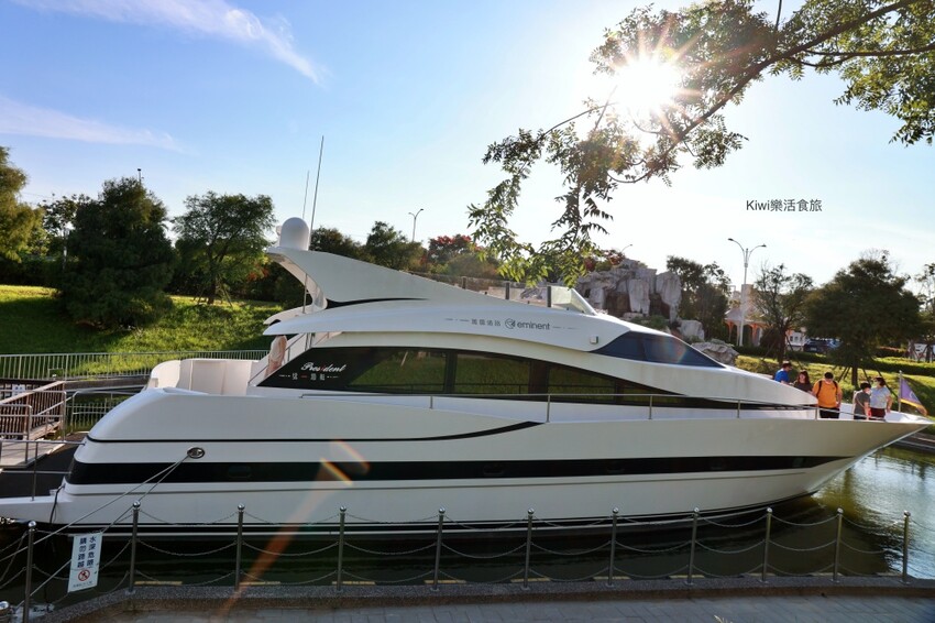 台南萬國通路創意觀光工廠︱歸仁免費景點巨大行李箱網美牆美拍,以宇宙太空人為主題的觀光工廠~戶外景觀遊