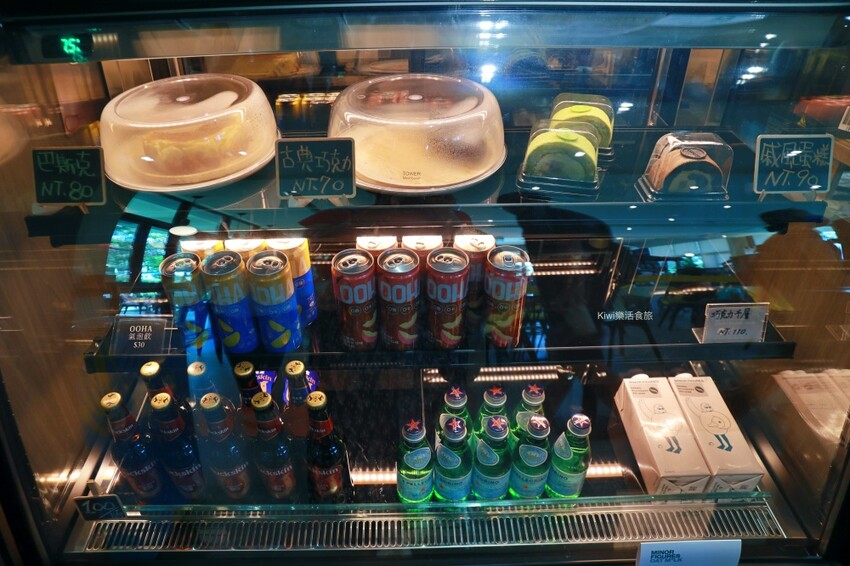 台南萬國通路創意觀光工廠︱歸仁免費景點巨大行李箱網美牆美拍,以宇宙太空人為主題的觀光工廠~戶外景觀遊