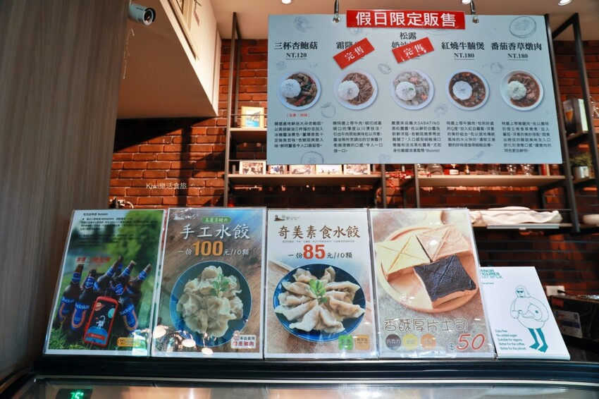 台南萬國通路創意觀光工廠︱歸仁免費景點巨大行李箱網美牆美拍,以宇宙太空人為主題的觀光工廠~戶外景觀遊