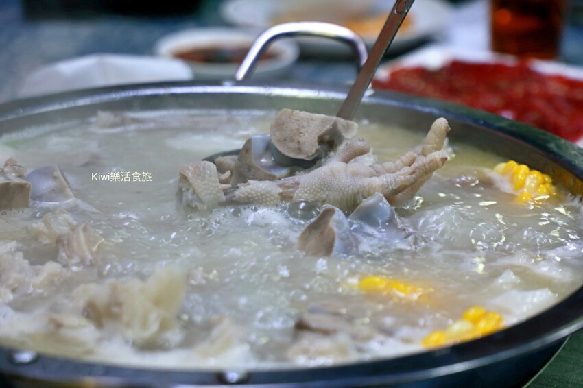 澳門徳記美食︱澳門餐廳推薦德記美食，招牌胡椒雞腳骨煲涮起生牛肉、東星斑、手打豬肉丸都好厲害！