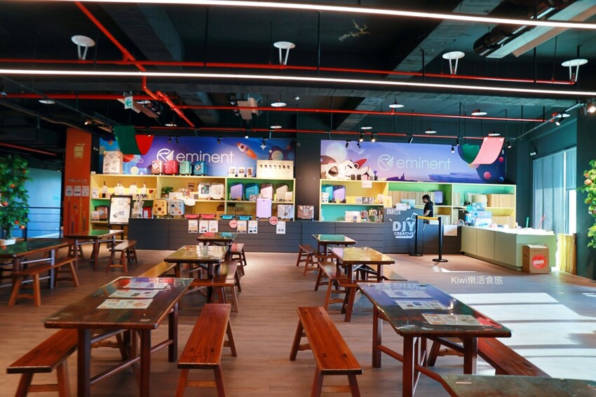 台南萬國通路創意觀光工廠︱歸仁免費景點巨大行李箱網美牆美拍,以宇宙太空人為主題的觀光工廠~戶外景觀遊