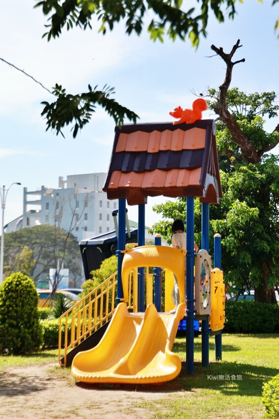 台南萬國通路創意觀光工廠︱歸仁免費景點巨大行李箱網美牆美拍,以宇宙太空人為主題的觀光工廠~戶外景觀遊