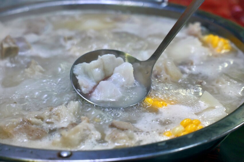 澳門徳記美食︱澳門餐廳推薦德記美食，招牌胡椒雞腳骨煲涮起生牛肉、東星斑、手打豬肉丸都好厲害！