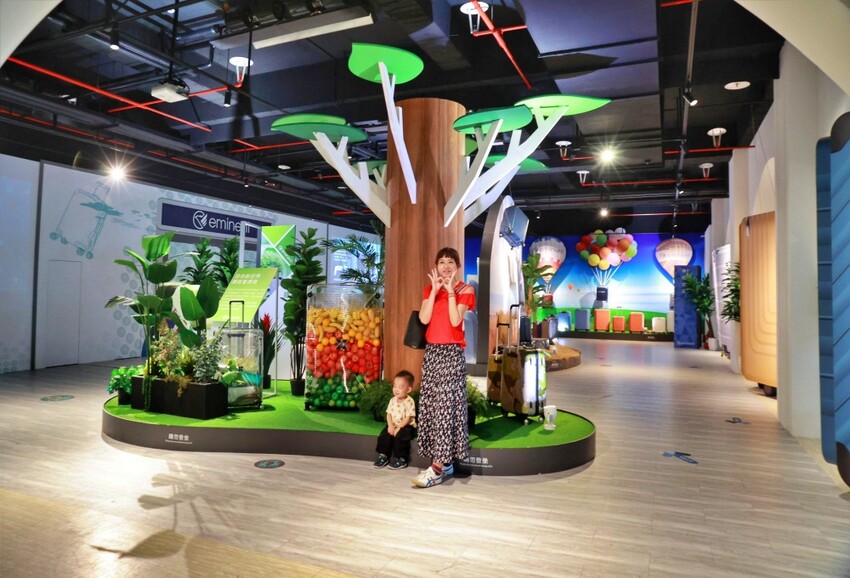 台南萬國通路創意觀光工廠︱歸仁免費景點巨大行李箱網美牆美拍,以宇宙太空人為主題的觀光工廠~戶外景觀遊