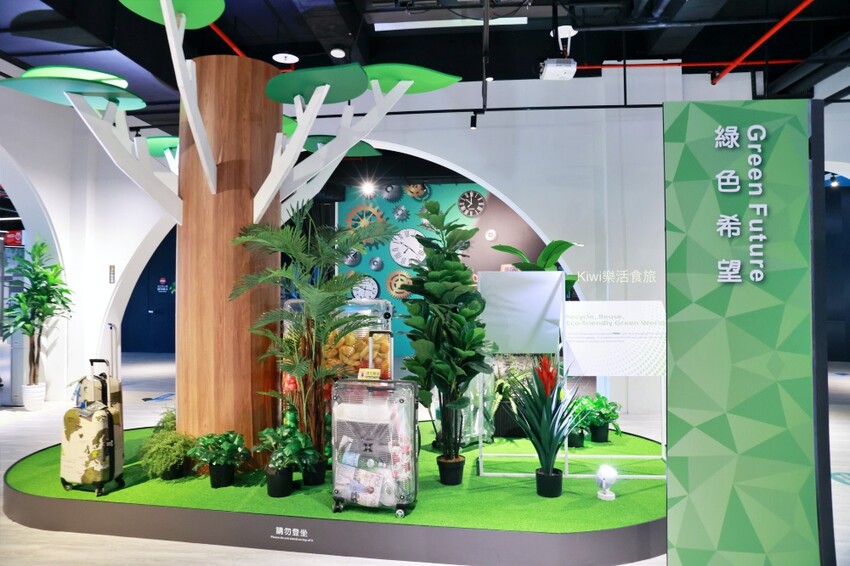 台南萬國通路創意觀光工廠︱歸仁免費景點巨大行李箱網美牆美拍,以宇宙太空人為主題的觀光工廠~戶外景觀遊