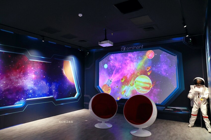 台南萬國通路創意觀光工廠︱歸仁免費景點巨大行李箱網美牆美拍,以宇宙太空人為主題的觀光工廠~戶外景觀遊