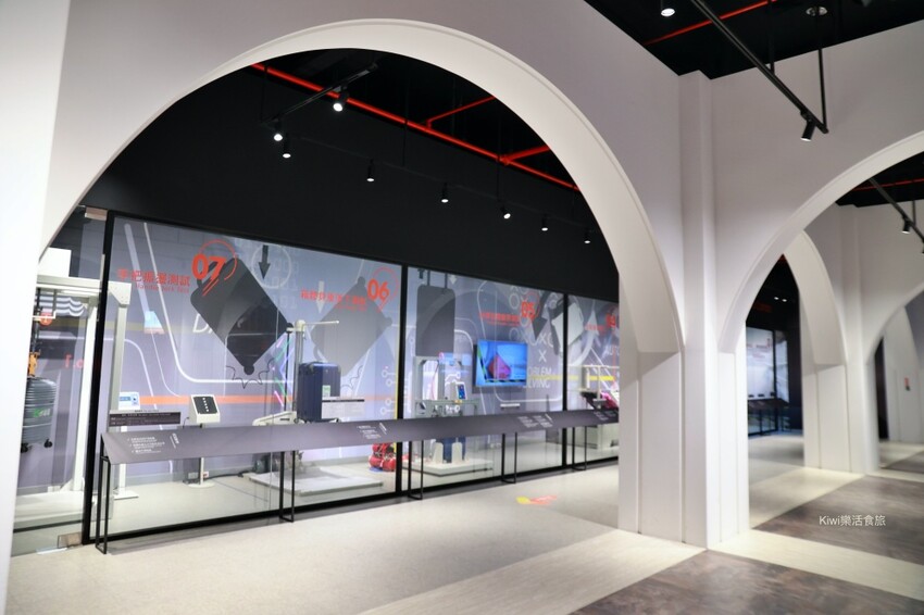 台南萬國通路創意觀光工廠︱歸仁免費景點巨大行李箱網美牆美拍,以宇宙太空人為主題的觀光工廠~戶外景觀遊