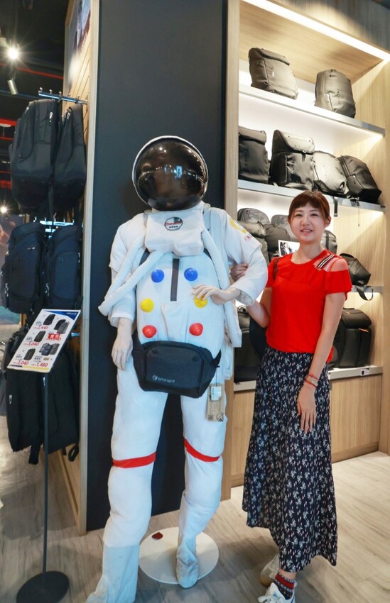 台南萬國通路創意觀光工廠︱歸仁免費景點巨大行李箱網美牆美拍,以宇宙太空人為主題的觀光工廠~戶外景觀遊