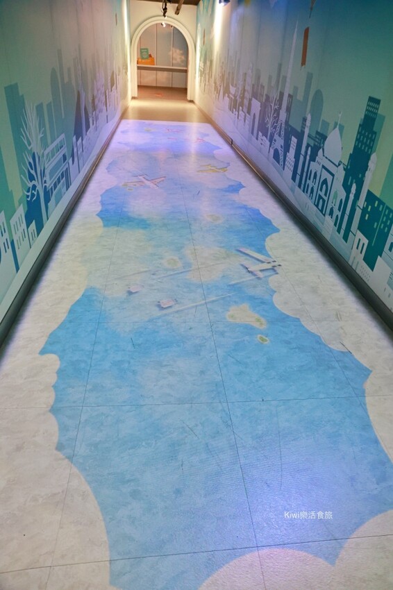 台南萬國通路創意觀光工廠︱歸仁免費景點巨大行李箱網美牆美拍,以宇宙太空人為主題的觀光工廠~戶外景觀遊