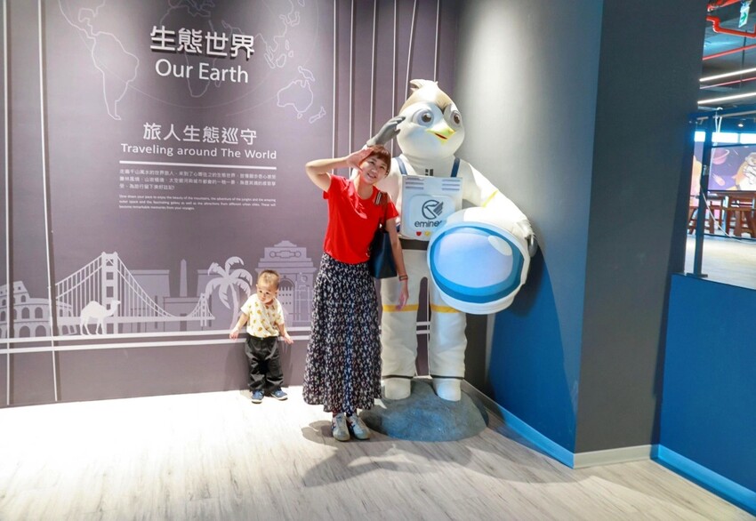 台南萬國通路創意觀光工廠︱歸仁免費景點巨大行李箱網美牆美拍,以宇宙太空人為主題的觀光工廠~戶外景觀遊