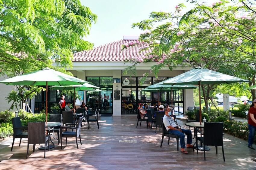 台南萬國通路創意觀光工廠︱歸仁免費景點巨大行李箱網美牆美拍,以宇宙太空人為主題的觀光工廠~戶外景觀遊